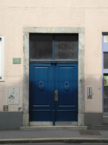 a blue door on the side of a building at Grazer Schwalbe in Graz