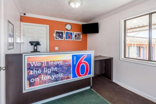 Μια τηλεόραση ή/και κέντρο ψυχαγωγίας στο Motel 6 Tremonton, Utah