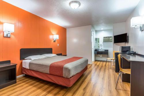 Postel nebo postele na pokoji v ubytování Motel 6 Tremonton, Utah