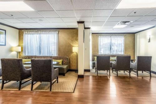 a waiting room with chairs and a table in a building at Motel 6-Conway, AR in Conway