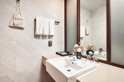 Phòng tắm tại Western Bay Marina Hotel