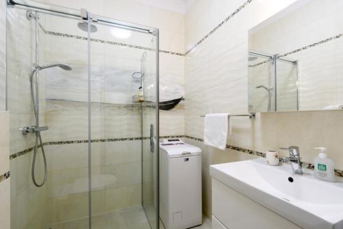 un bagno con doccia in vetro e lavandino di Studio Tamka by BookingHost a Varsavia