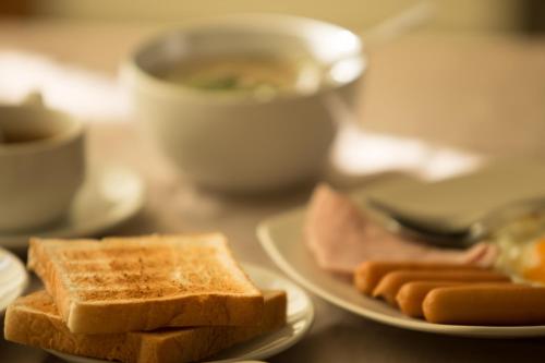 慕斯Yura Kiri Resort Khao Yai的一盘吐司、一杯咖啡和一盘面包