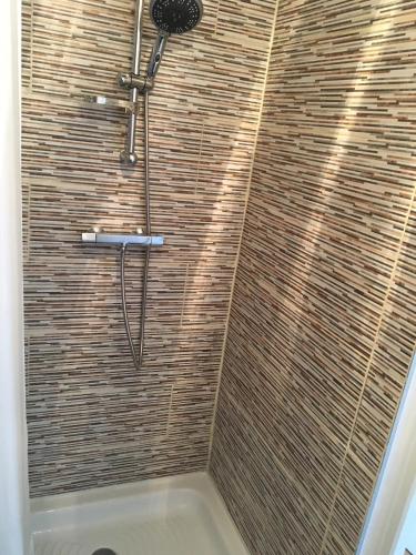 une salle de bain avec douche et baignoire dans l'établissement APPARTEMENT Deux chambres Salon Parking Rouen Kindarena, à Rouen