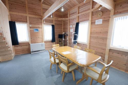 a dining room with a table and chairs at LAKE TOYA Logde SIGRA in Lake Toya
