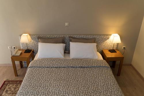 Кровать или кровати в номере Aigai Hotel