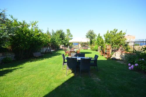 a yard with a table and chairs in the grass at Casa Villa By Kirte in Eceabat