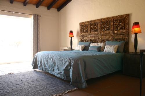 Tempat tidur dalam kamar di Monte das Faias Cork Farm Hotel