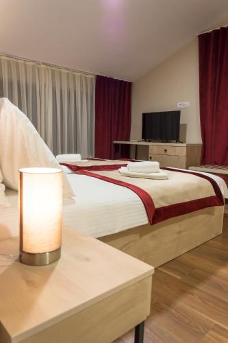 Кровать или кровати в номере Hotel & Distillery Monogram