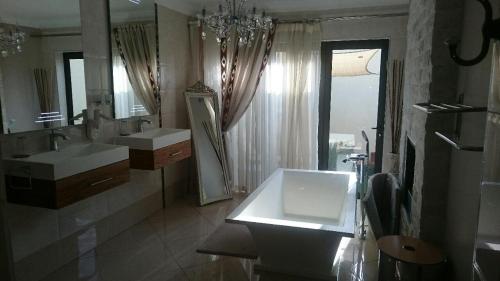 Ванная комната в Eagle Rock Executive Guest House