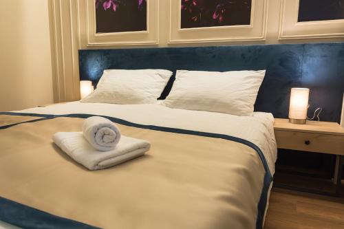 Кровать или кровати в номере Hotel & Distillery Monogram