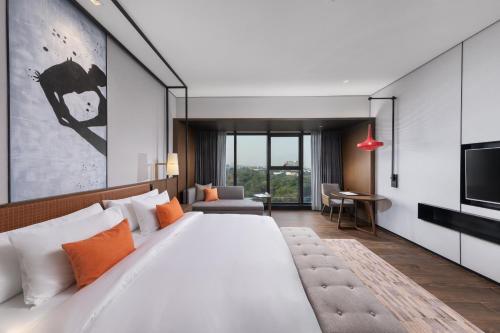 Postel nebo postele na pokoji v ubytování Wyndham Grand Yangon