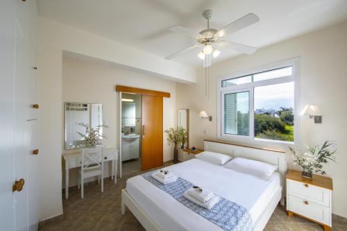 Ένα ή περισσότερα κρεβάτια σε δωμάτιο στο Villa Mesogeios 39
