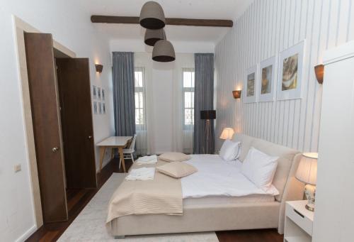 um quarto branco com uma cama grande e uma secretária em Cluj Lux Apartment Unirii em Cluj-Napoca