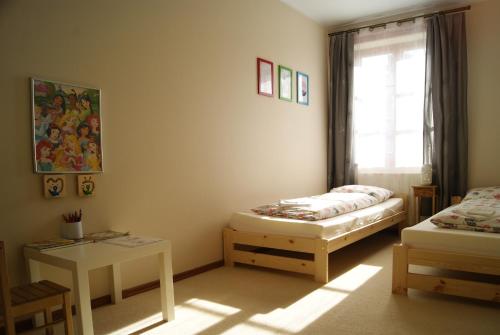 Habitación pequeña con 2 camas y ventana en Przybobrze Apt., en Jelenia Góra