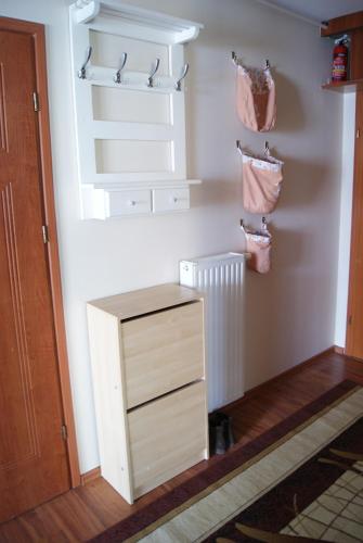 eine kleine weiße Kommode in einem Zimmer in der Unterkunft Przybobrze Apt. in Jelenia Góra