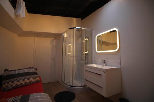 y baño con ducha y lavamanos. en Nachtwacht Apartment en Ámsterdam