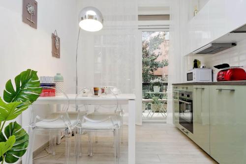 Кухня или кухненски бокс в Vaticano terrace: brand new 2 bedrooms 2 bathrooms