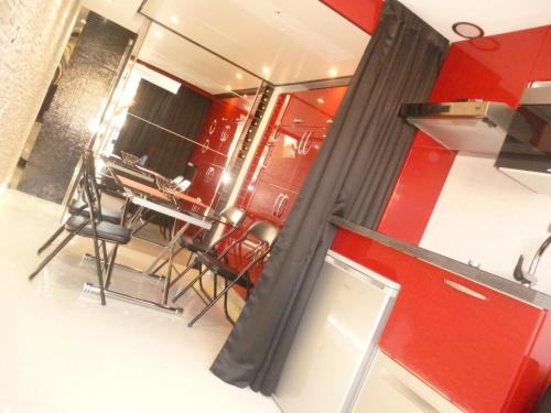 カップ・ダグドにあるAphrodiXの赤い壁のキッチン(テーブル、椅子付)