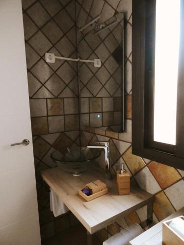 a bathroom with a sink and a shower at Casa Rural pitas Payas in Hita