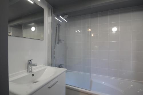 Un baño con bañera, lavabo y ducha. en Entre Mer et Golf, en Étretat