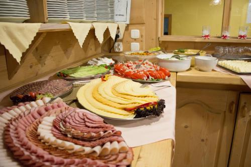 un buffet avec de nombreux types de nourriture différents sur un comptoir dans l'établissement Willa Widokowa Wojnar, à Zakopane