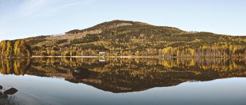 a mountain with its reflection in a lake at Sara´s Bed and Breakfast in Erikslund