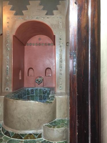 a bathroom with a tub in a room at Le Sauvage Noble in Zagora