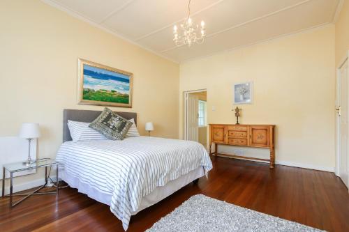 Кровать или кровати в номере Lavender Guest Cottage
