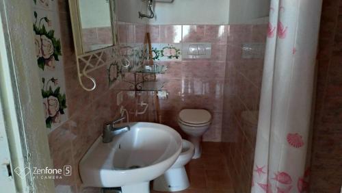 リオ・マリーナにあるAppartamento Gialloのバスルーム(洗面台、トイレ付)