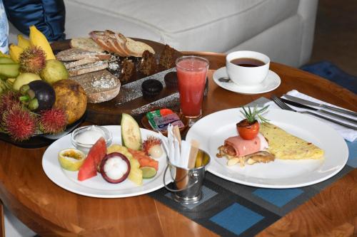 ゴールにあるYara Galle Fortの2枚の皿に盛られた食べ物とコーヒーカップが置かれたテーブル