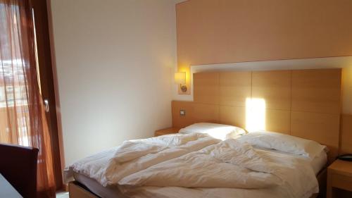 سرير أو أسرّة في غرفة في Alphotel Milano