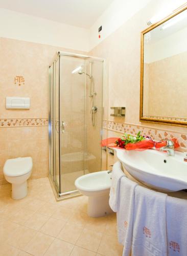 a bathroom with a sink and a shower and a toilet at Hotel Tito Serrano' in Melito di Porto Salvo