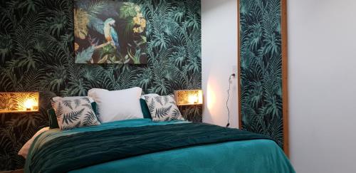 - une chambre avec un lit vert et 2 lampes dans l'établissement NATURE & CHATEAUX, à Azay-le-Rideau