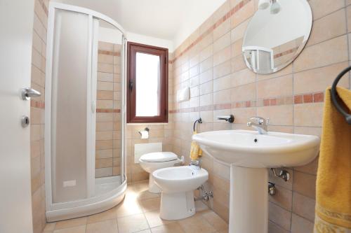 bagno con lavandino e servizi igienici di Casa Bianco Navarrese B a Santa Maria Navarrese
