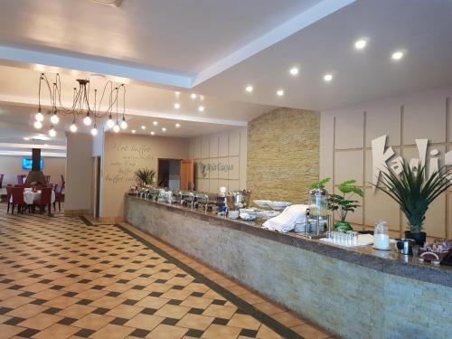 um restaurante com um balcão longo num quarto em Blyde Canyon, A Forever Resort em Matibidi