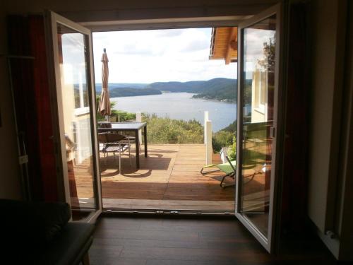 Zimmer mit einer Tür und einem Balkon mit Aussicht in der Unterkunft Luxurious Apartment in Waldeck with Sauna in Waldeck