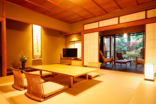 加賀的住宿－吉田屋山王閣日式旅館，客厅配有木桌和椅子