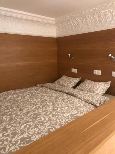 1 dormitorio con 1 cama con cabecero de madera en Balance Green Door 7, en Budapest