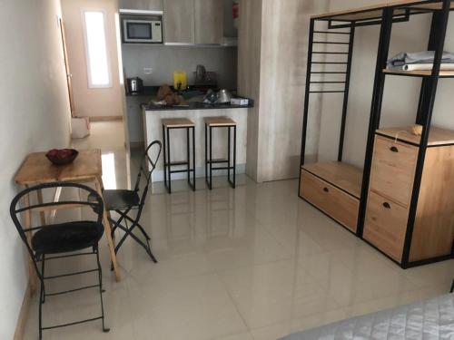 a living room with a table and chairs and a kitchen at 9 de Julio 2200 in Rosario