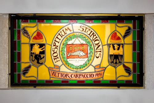 a stained glass sign for a pizza shop at Antica Locanda Sturion Residenza d'Epoca in Venice