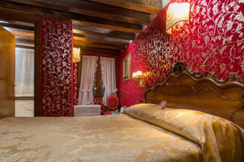 เตียงในห้องที่ Antica Locanda Sturion Residenza d'Epoca