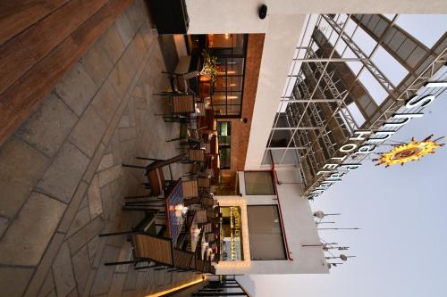Un restaurante o sitio para comer en Krishna Palace Hotel - Ambernath