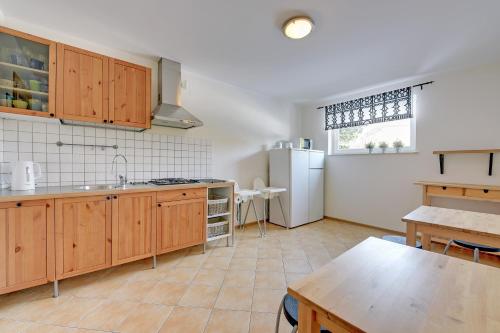 Kuchyň nebo kuchyňský kout v ubytování Cyprys pokoje z mini aneksami kuchennymi