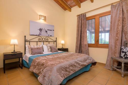 1 dormitorio con cama y ventana en Can Gallu - Adults Only., en Moscari