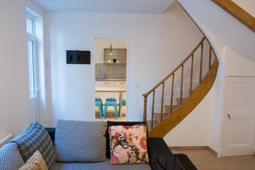 - un salon avec un canapé et un escalier dans l'établissement Villa Arthur, à Deauville
