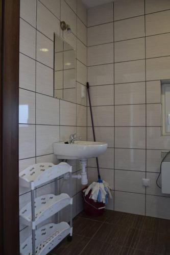 uma casa de banho com um lavatório e um espelho em Domki całoroczne em Zator