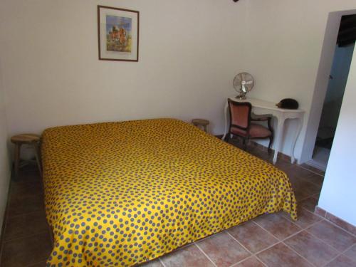 una camera da letto con un letto con una coperta nera e gialla di Nova Alofa holiday home a Monchique