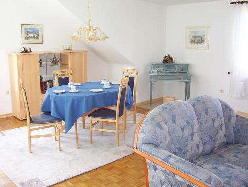 comedor con mesa azul y sillas en Ferienwohnung-Osten, en Schenefeld