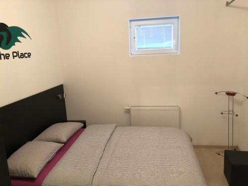 Ένα ή περισσότερα κρεβάτια σε δωμάτιο στο The Place